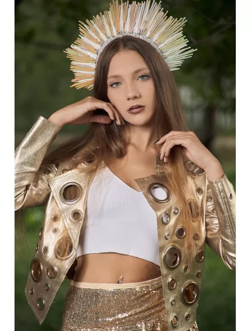 костюм у золотистому стилі...