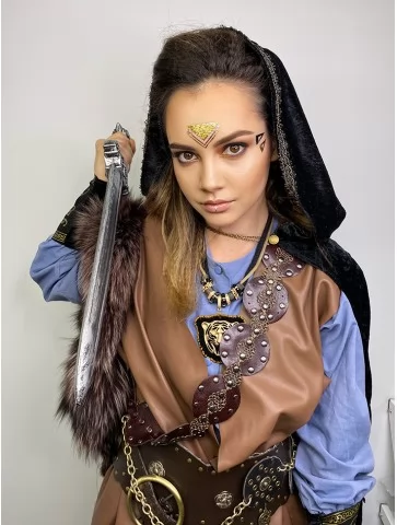 Амазонка з Півночі в туніці...