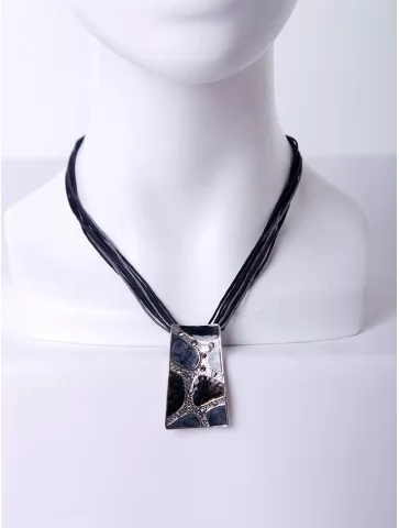 Кулон с пятнами