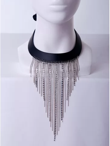 Колье цепи и стразы на коже