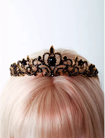 Золотая корона с чёрными...
