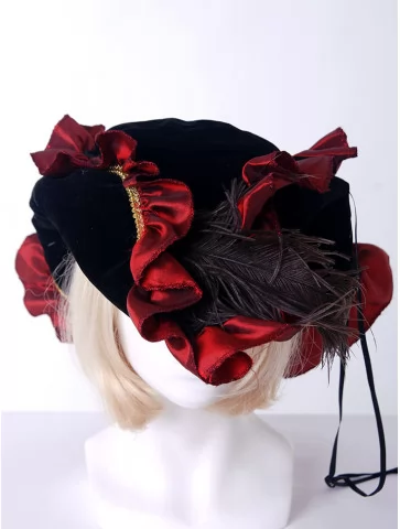 Треуголка с красным декором