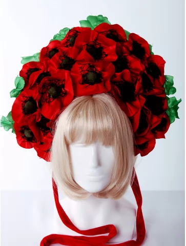 Венок с красными цветами