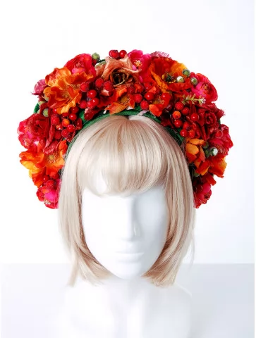 Венок с красными цветами