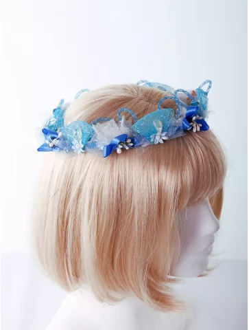 Венок с голубыми цветами