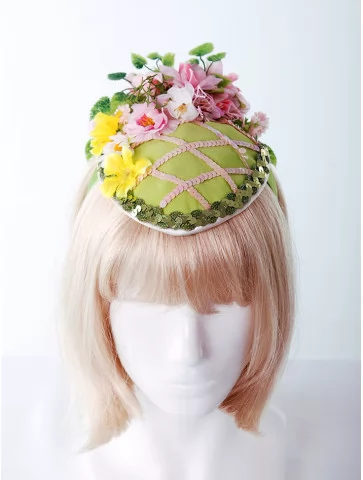 Шляпка весенняя с цветами